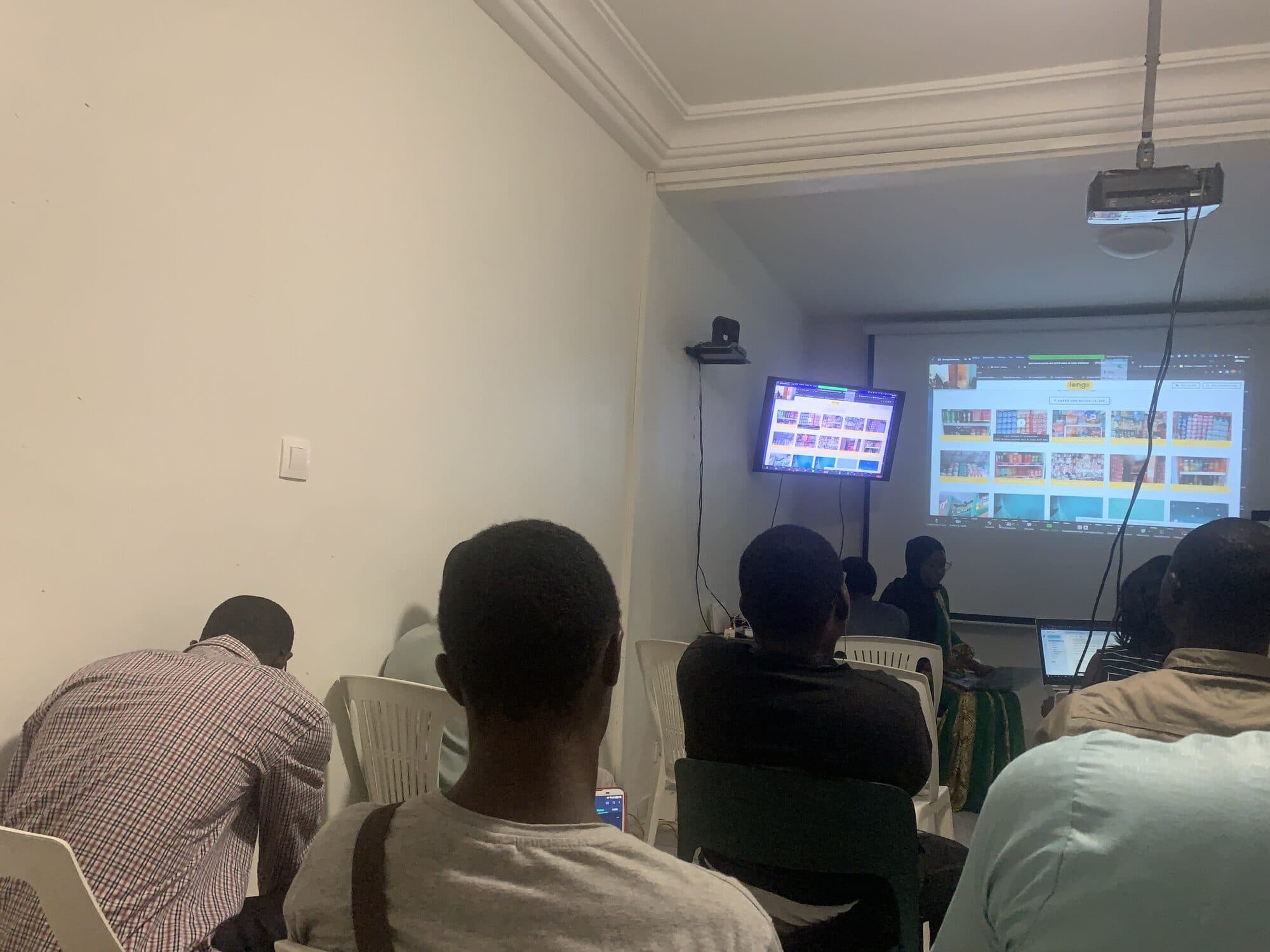 Les participants suivent une présentation projetée à l'écran