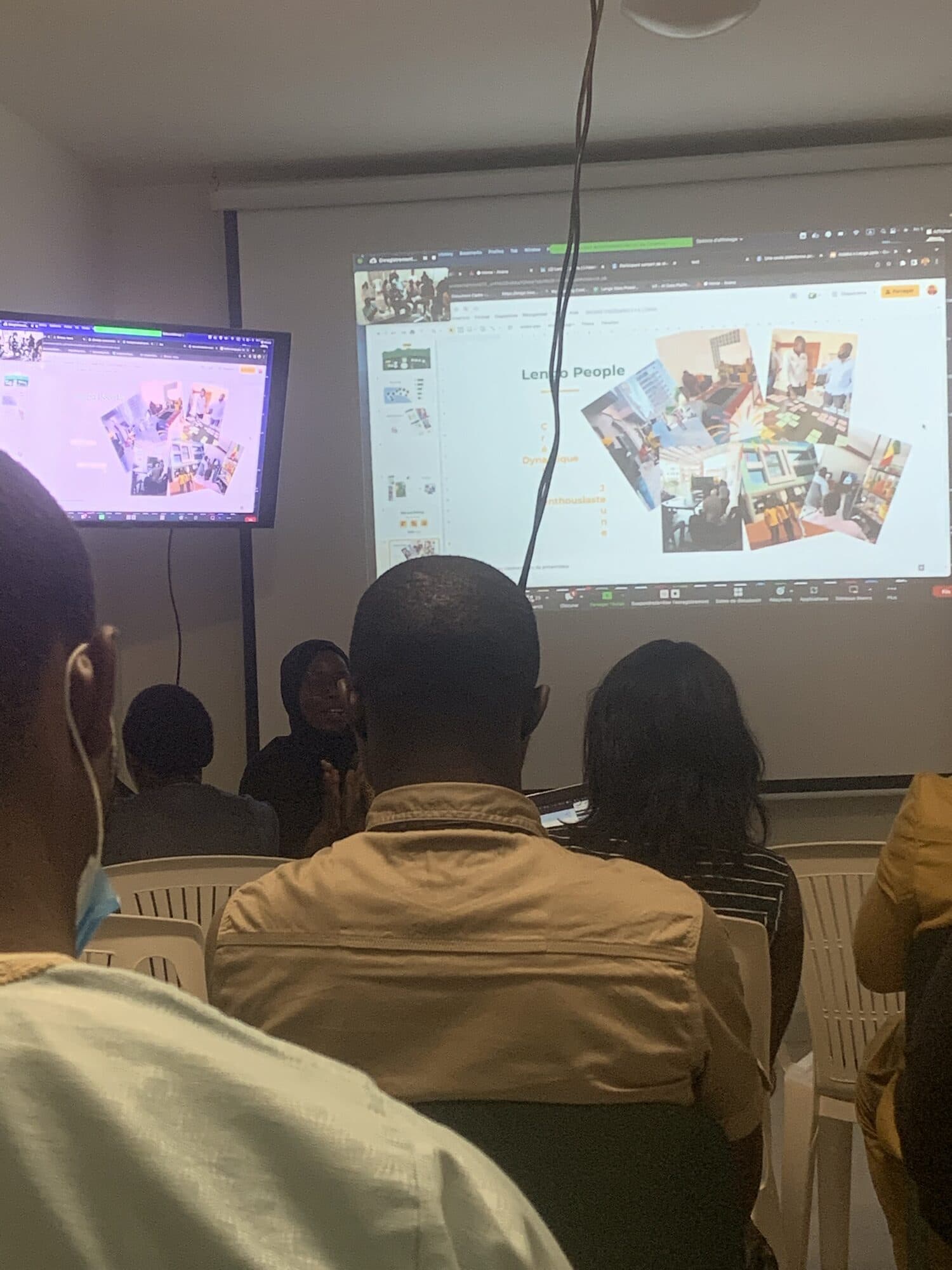 Un participant suit la présentation, ordinateur portable ouvert
