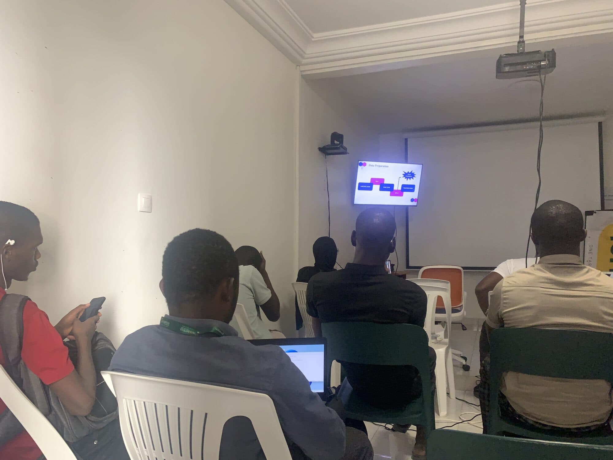 Les participants suivent la présentation, ordinateurs portables ouverts
