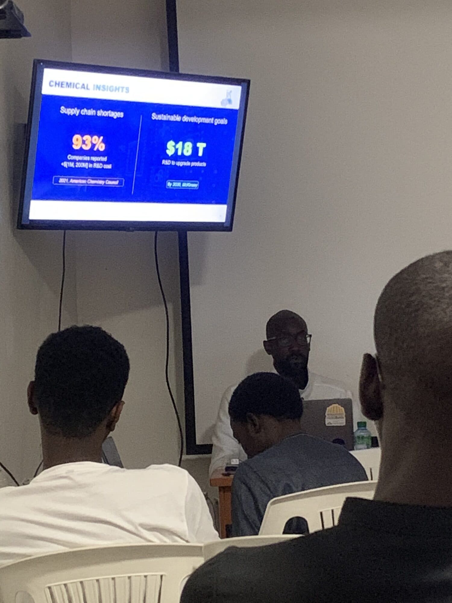 Écran de projection montrant un tableau de statistiques