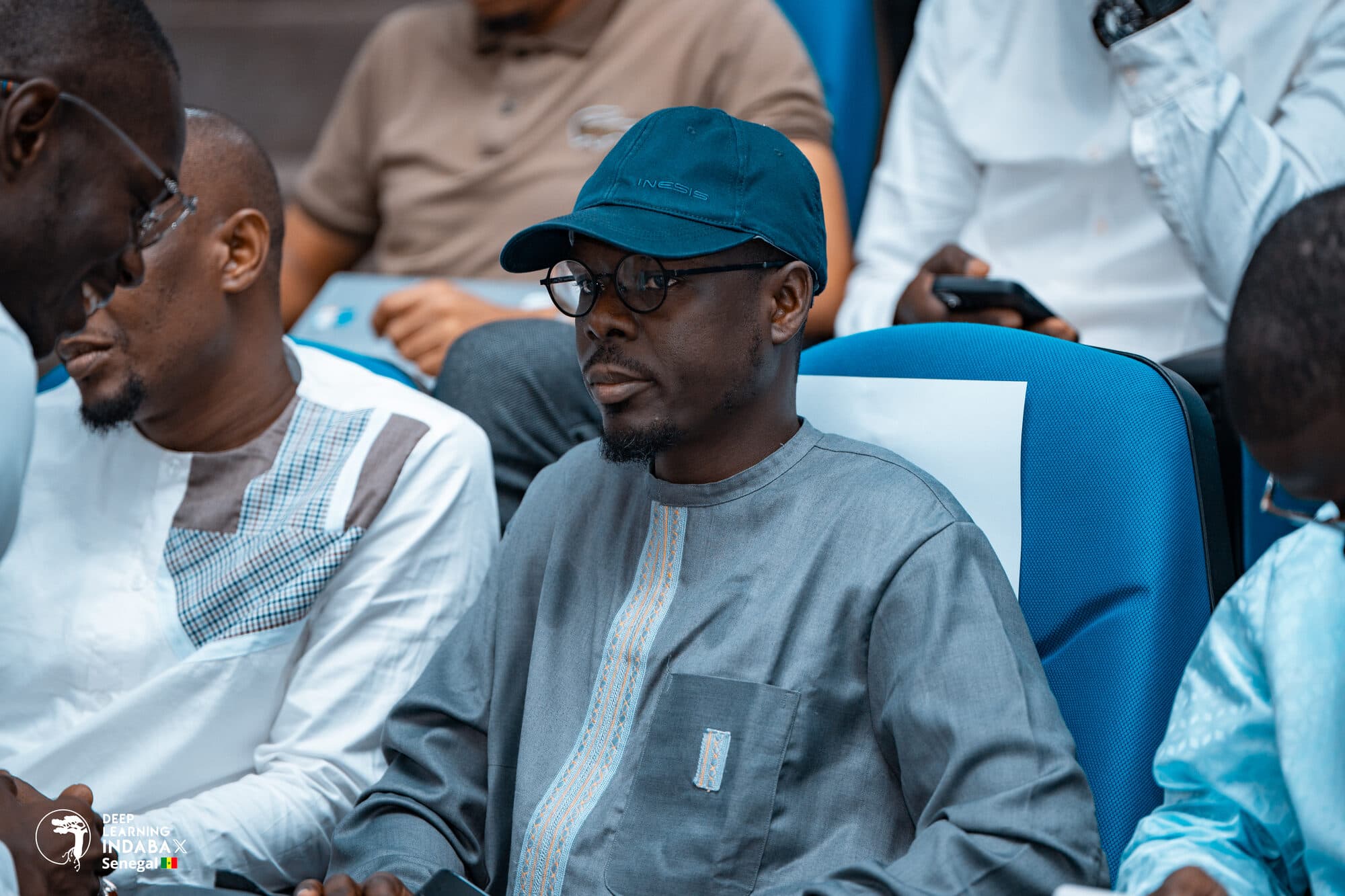Deux participants assis dans le public