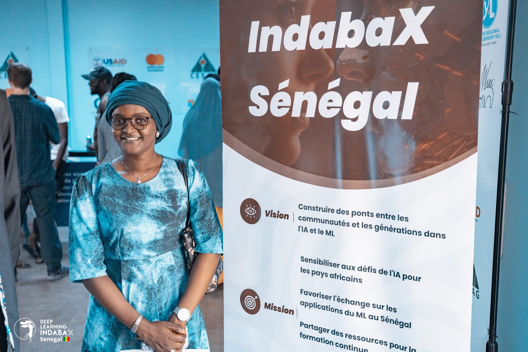 Une participante pose devant la bannière IndabaX Sénégal