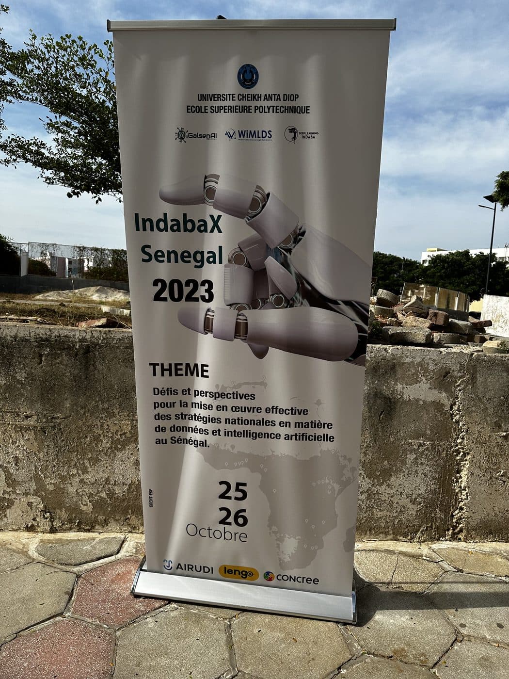 Le kakémono d'IndabaX Sénégal 2023 à l'entrée de l'événement