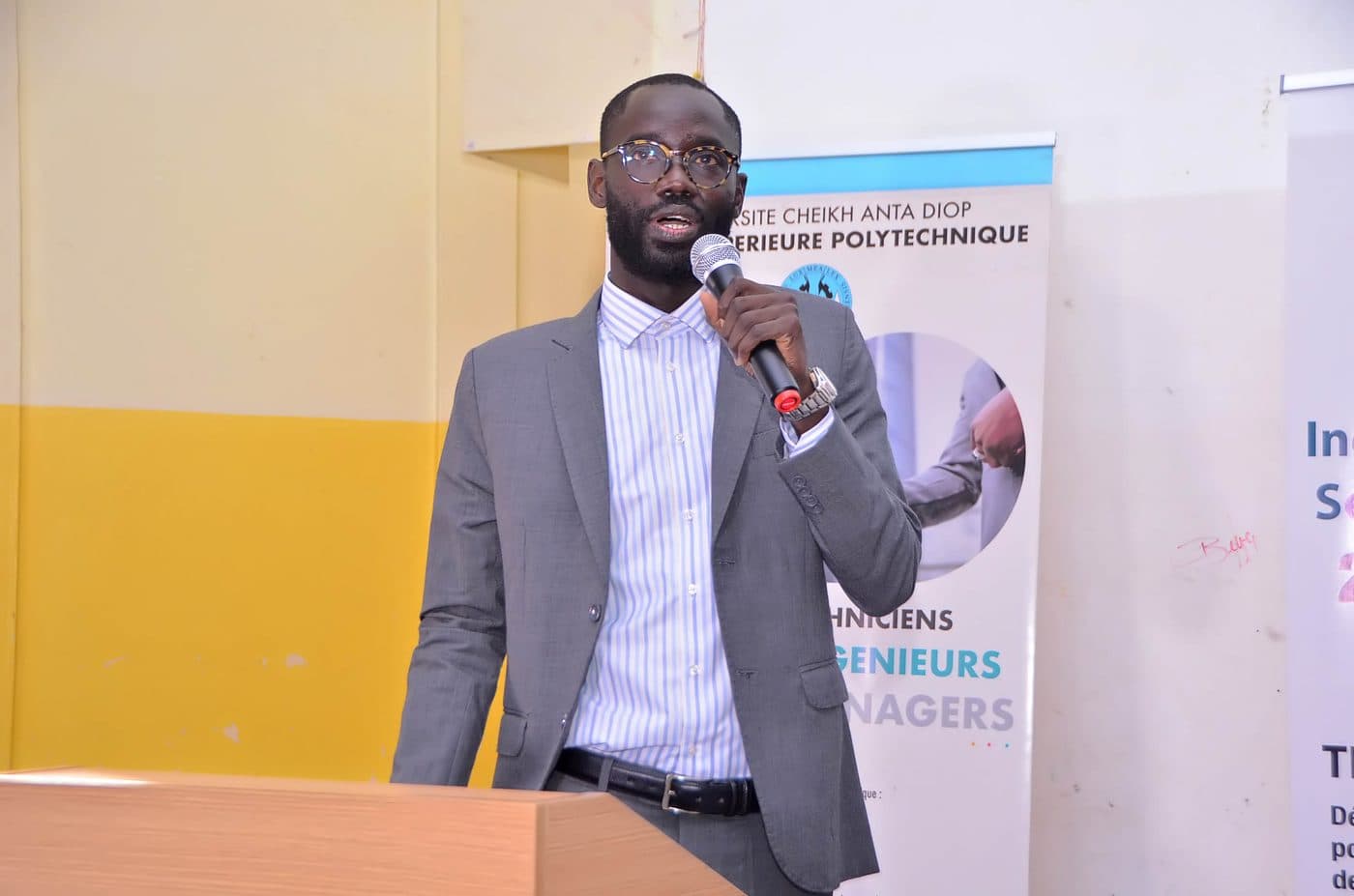 Un intervenant présente sa communication devant l'auditoire