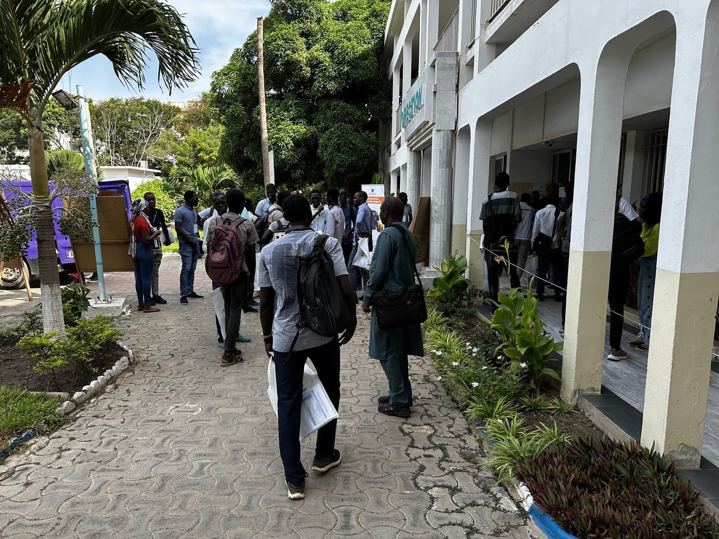 Les participants arrivent sur le campus le matin de l'événement