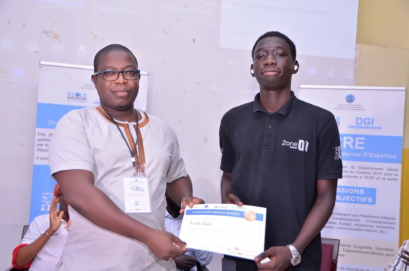 Remise de prix à un participant d'IndabaX Sénégal