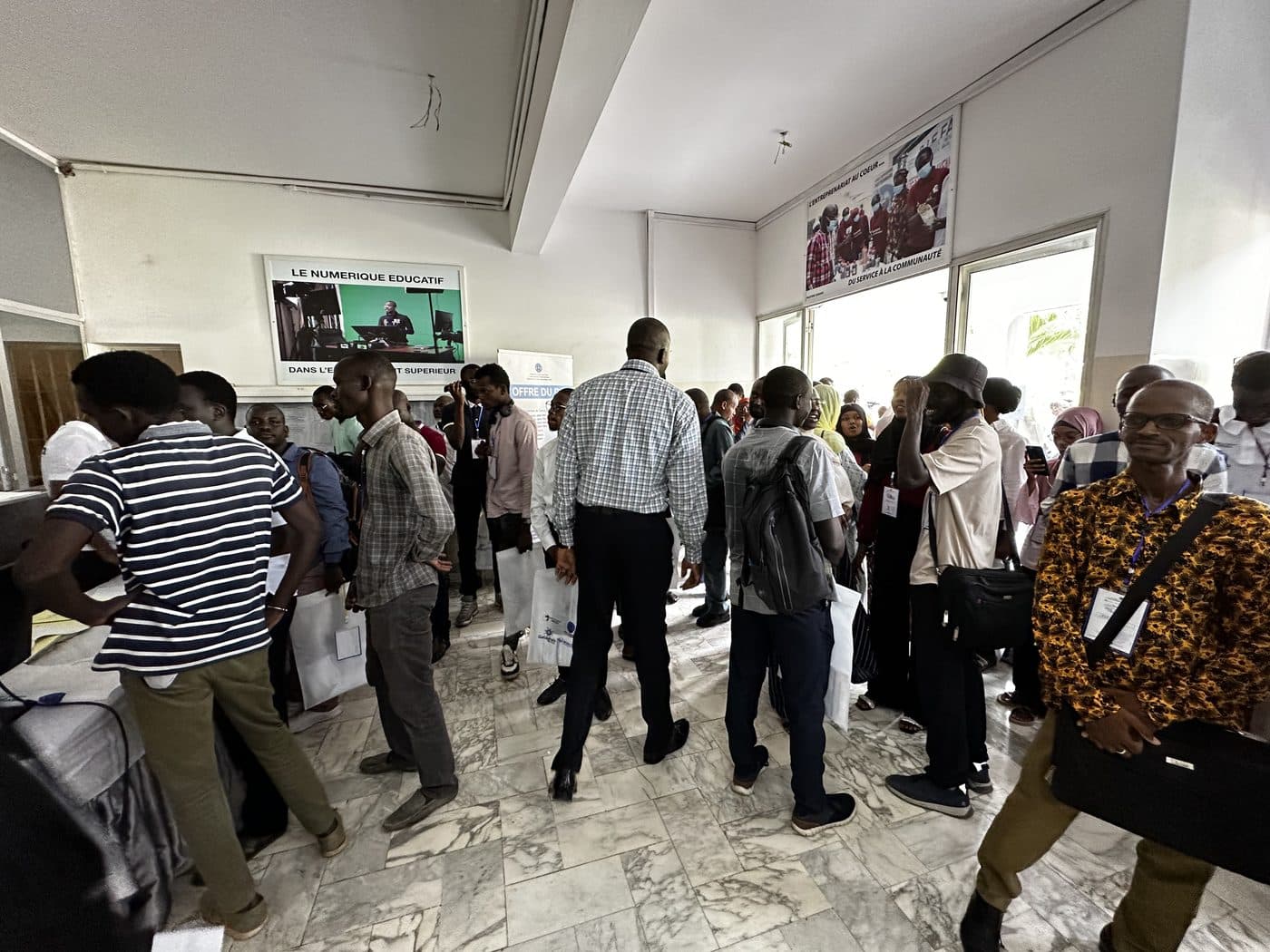 Les participants se rassemblent dans le hall
