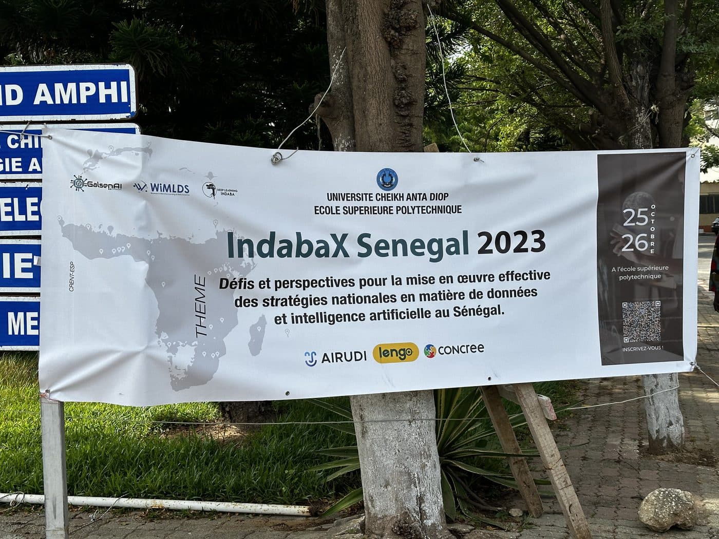 La banderole IndabaX Sénégal 2023 à l'entrée du campus