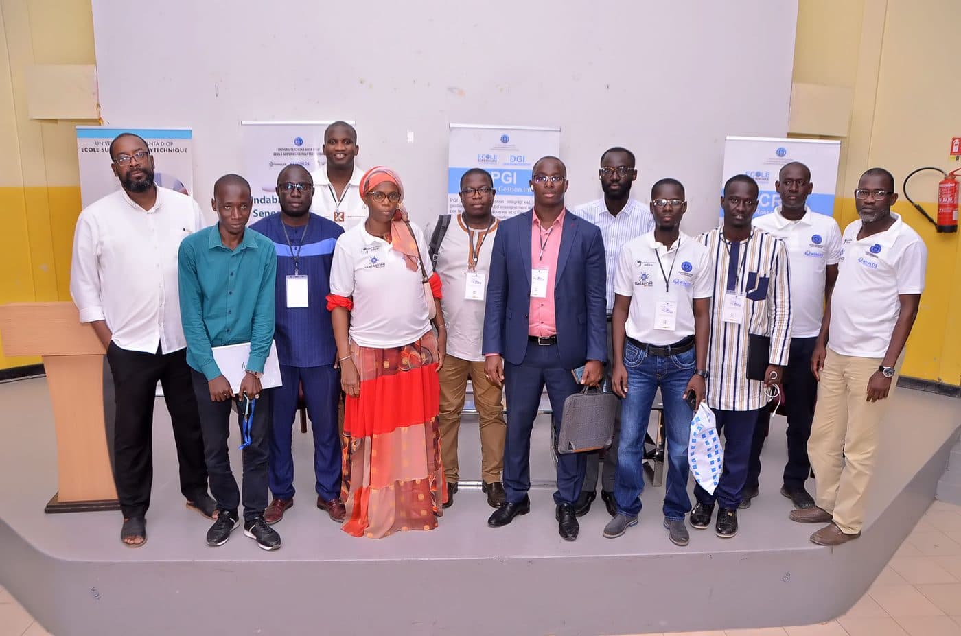 Photo de groupe des participants à la fin de l'événement