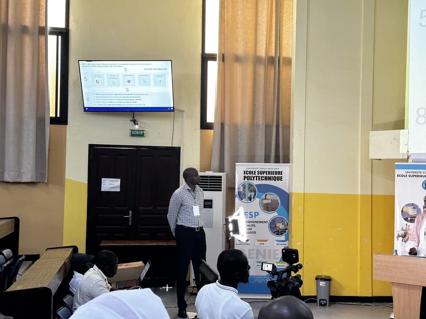 Une session de présentation dans la salle de conférence