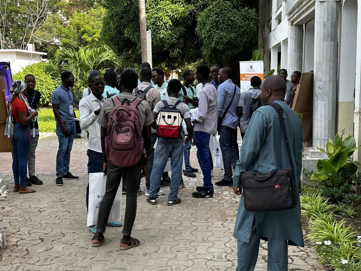 Les participants patientent devant l'entrée